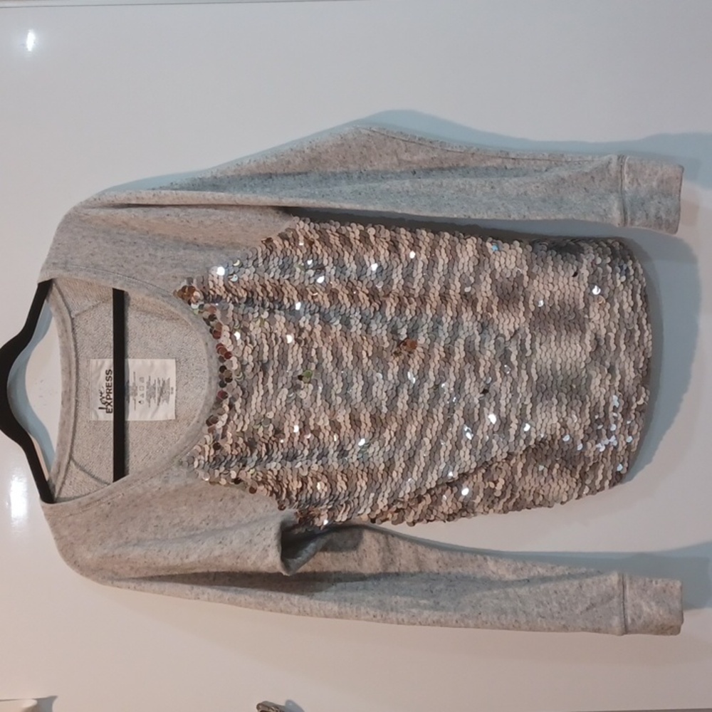 Love Express EUC heathered grey round nk sweatshirt w/lg fishscale sequin front